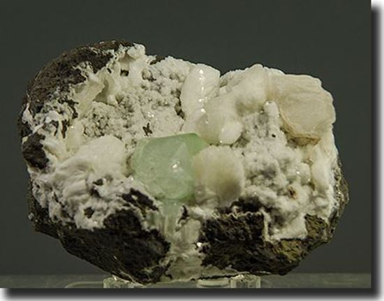 fluorapophyllite, natrolite, stilbite from India